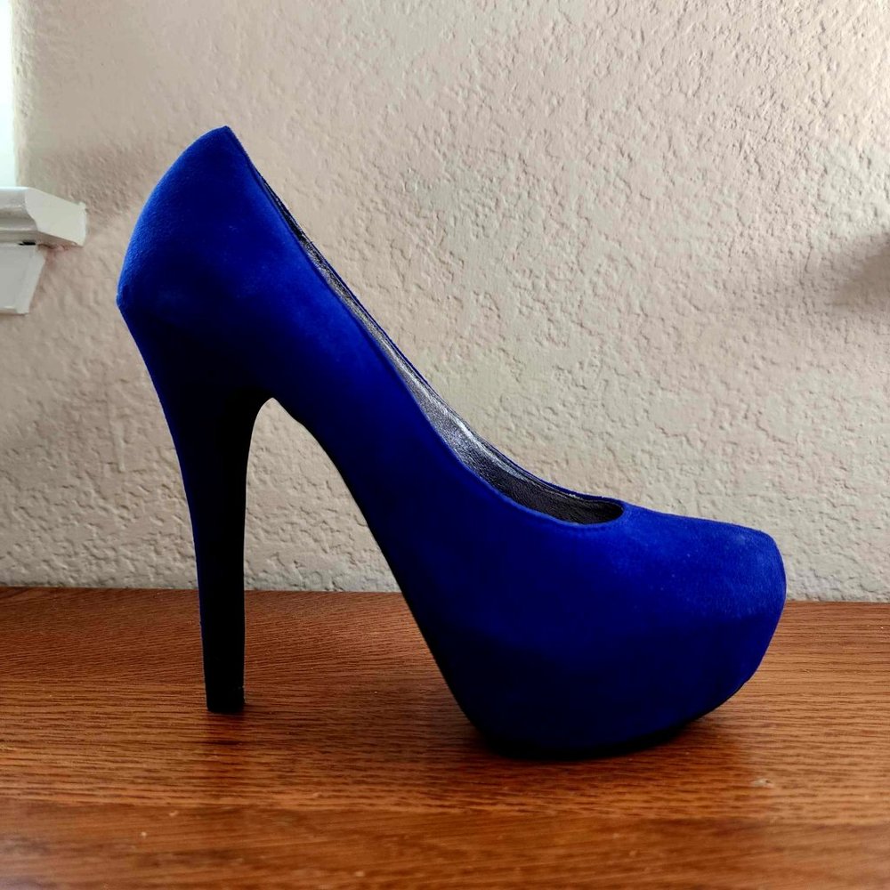 Not Too Coy Blue Suede Platform Pumps - Size 5